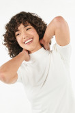 Camiseta cuello redondo alto crema claro con hombros aglobados