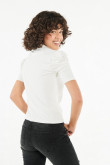 Camiseta cuello redondo alto crema claro con hombros aglobados
