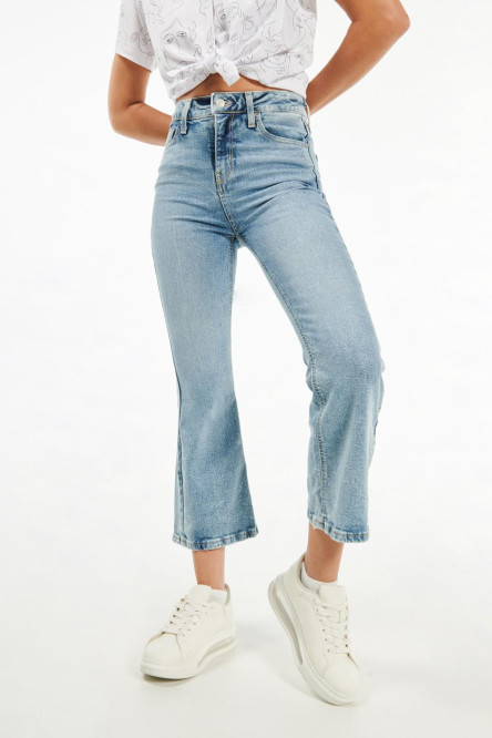 Jean cropped azul claro con botas amplias y tiro alto