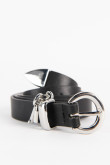 Cinturón negro con hebilla, pasador y puntera metálicas plateadas