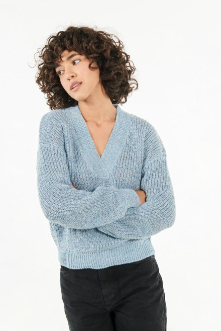 Suéter tejido unicolor con cuello en V y hombros rodados