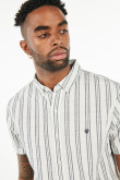 Camisa unicolor con cuello button down y diseño de rayas