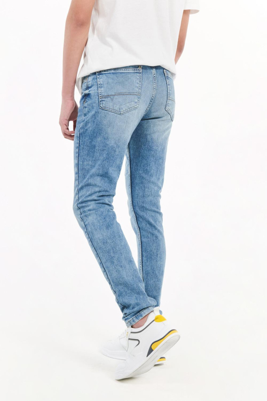 Jean skinny fit azul medio con costuras en contrastes y tiro bajo