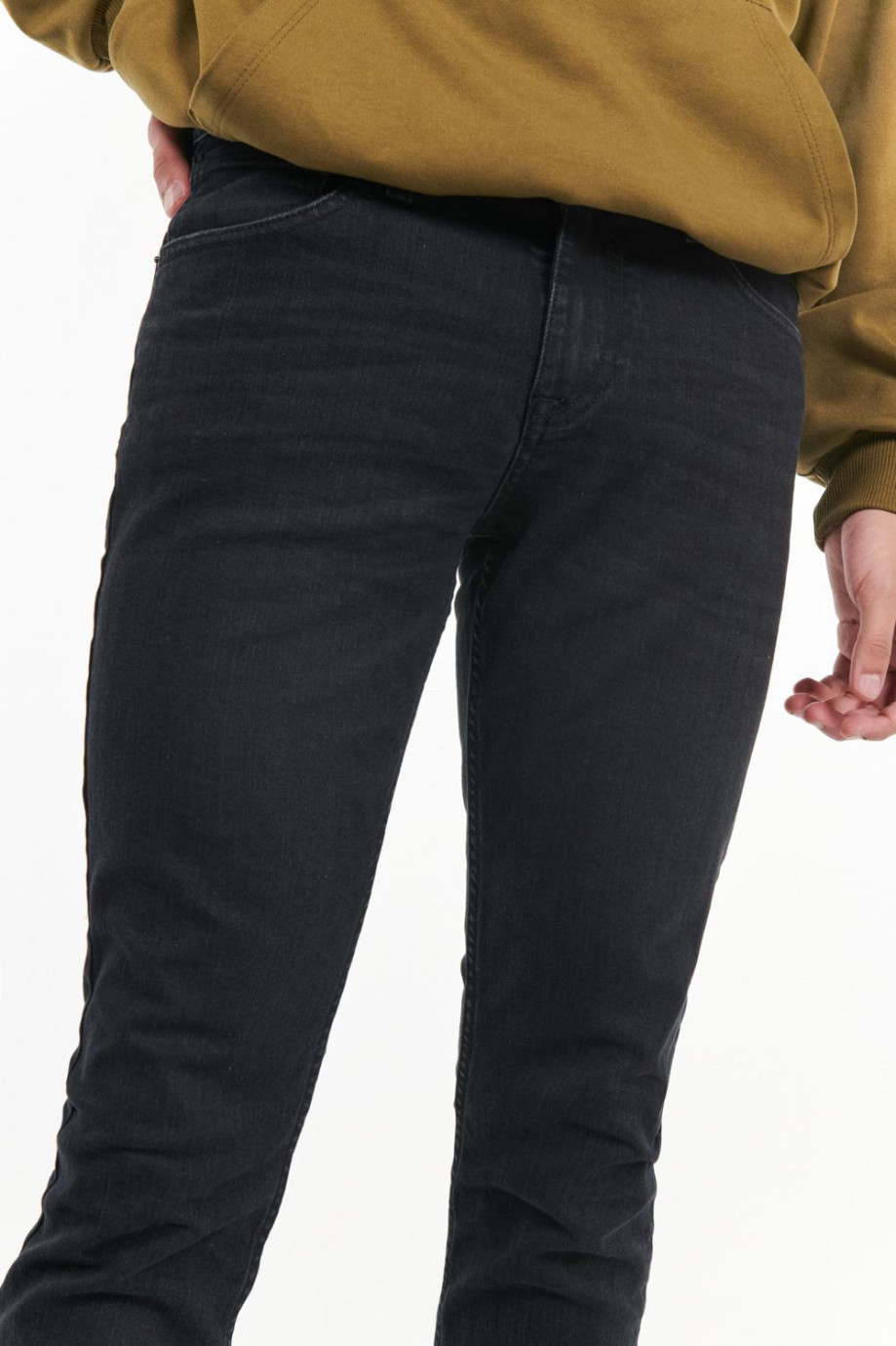 Jean negro tiro bajo tipo slim con botón en la cintura