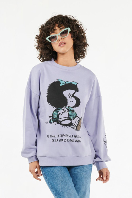 Buzo oversize lila medio con estampados de Mafalda y cuello redondo