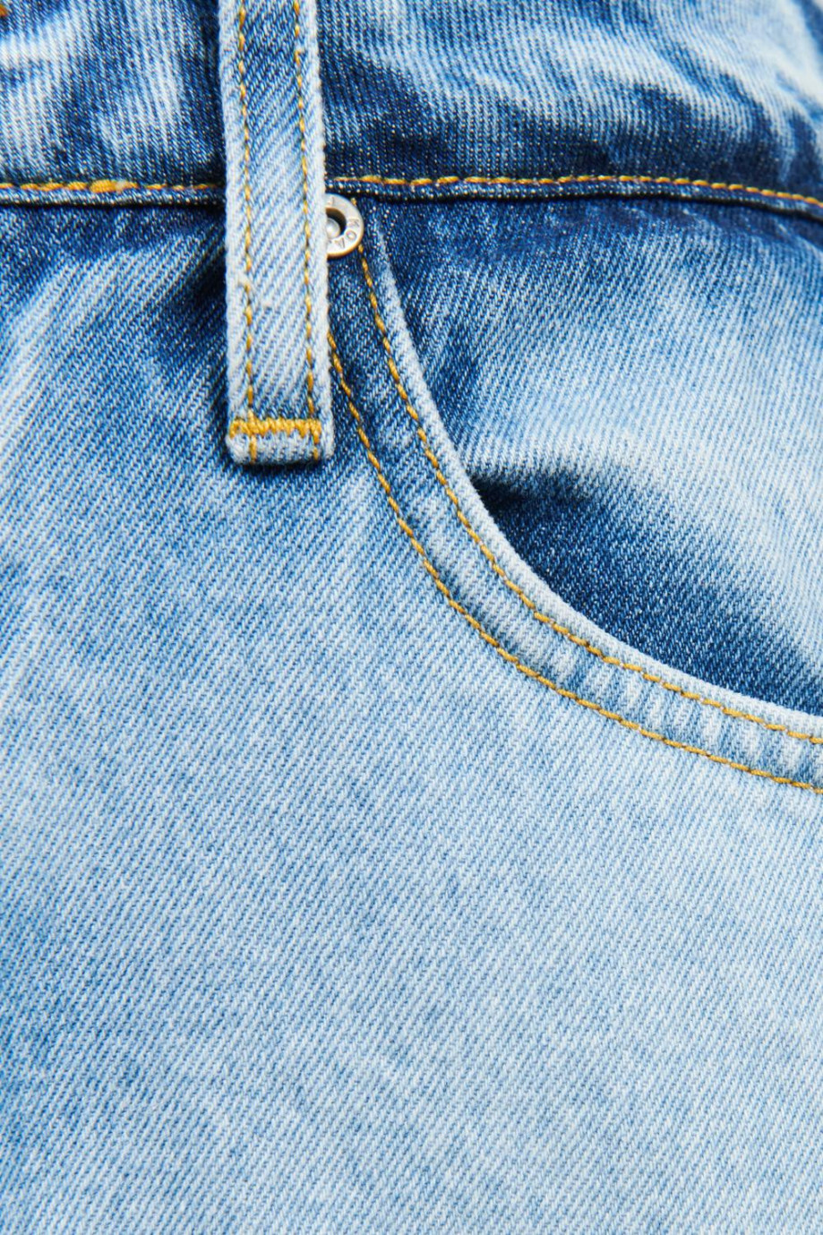 Falda azul claro en jean tiro alto con deshilado en borde inferior