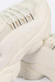 Tenis chunky blancos con detalles de material en contraste