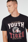 Camiseta manga corta unicolor con diseño deportivo college