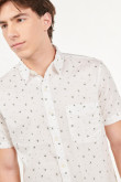 Camisa manga corta unicolor con diseño mini print estampado