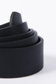 Cinturón liso negro con hebilla cuadrada metálica