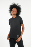 Camiseta manga corta negra con texto minimalista estampado en frente