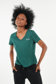 Camiseta verde oscura con cuello en V y estampado minimalista