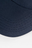 Gorra beisbolera color azul oscuro con bordado frontal.
