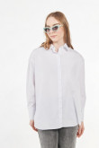 Blusa manga larga blanca con cuello clásico y ruedo curvo