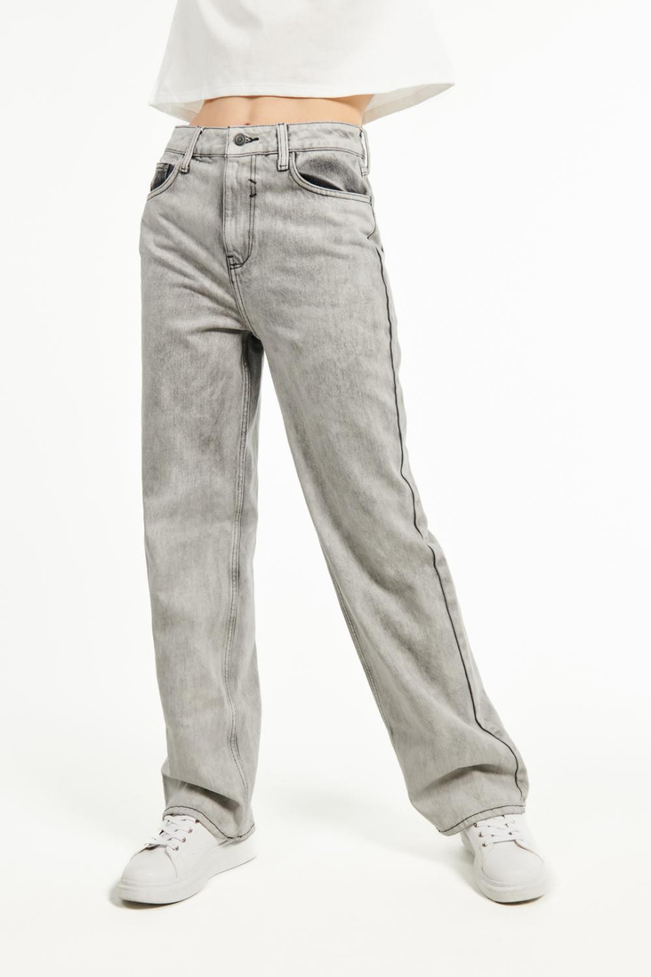 Jean tiro alto 90´S gris oscuro con botas amplias y costuras negras