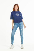 Camiseta azul intenso con estampado college y manga corta amplia
