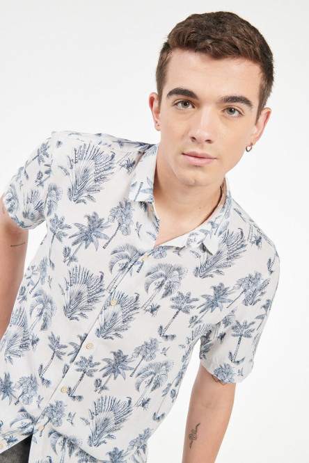 Camisa crema clara manga corta con estampados de palmeras azules