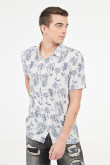 Camisa crema manga corta con estampados de palmeras azules