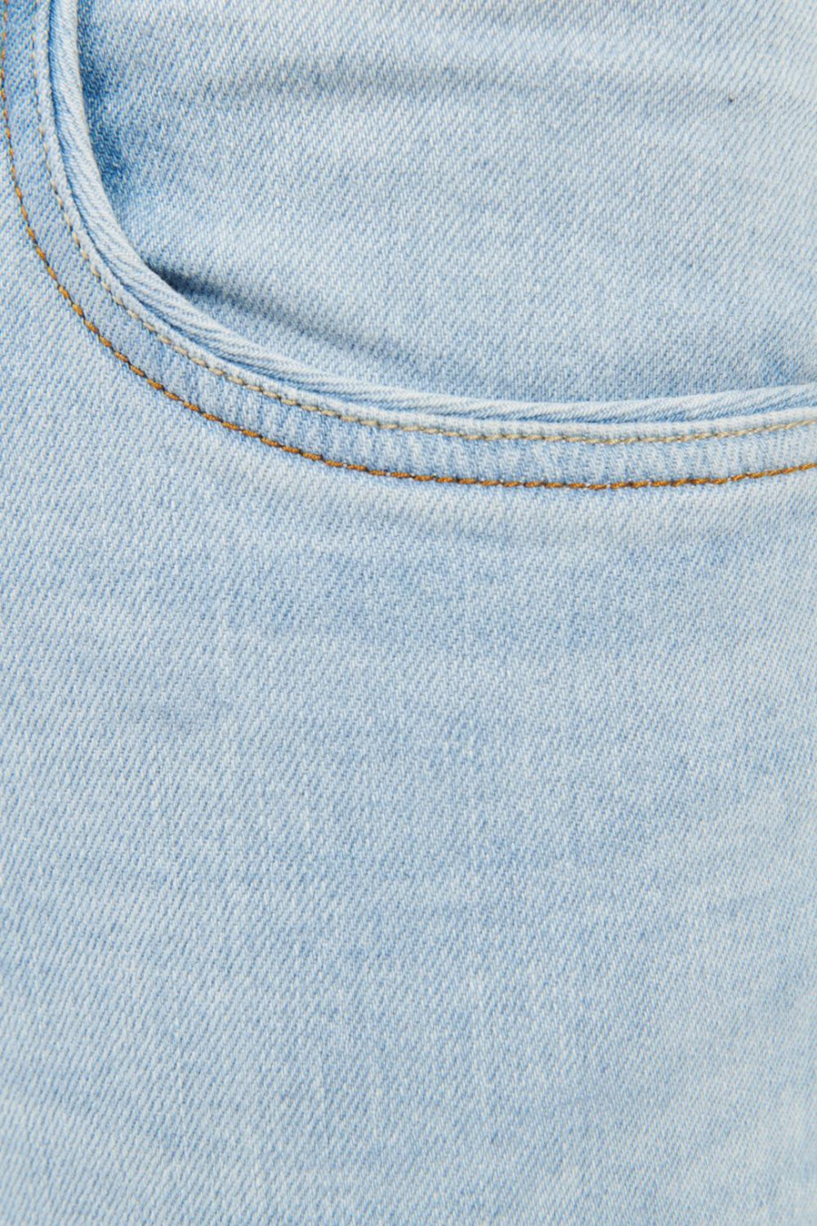 Jean azul claro tipo skinny tiro bajo con costuras en contraste