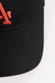 Gorra beisbolera color negro con bordado frontal.