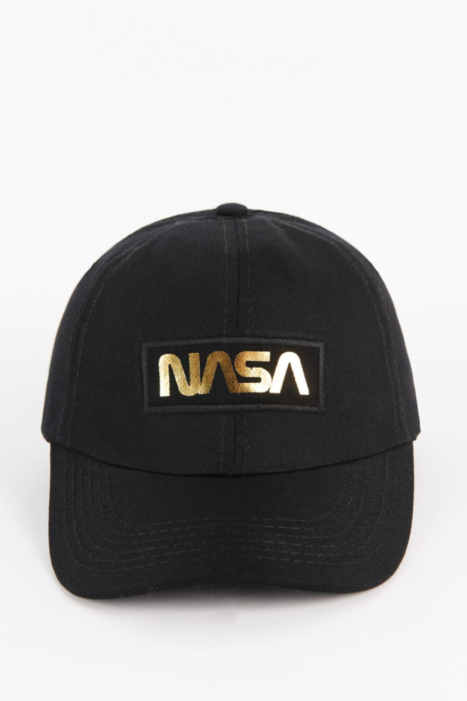Cachucha negra tipo beisbolera con estampado dorado de NASA