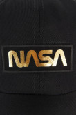 Cachucha negra tipo beisbolera con estampado dorado de NASA