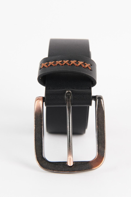 Cinturón negro con hebilla cuadrada y bordado en el pasador