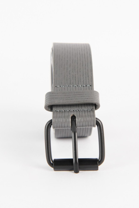 Cinturón gris intenso con hebilla cuadrada metálica negra