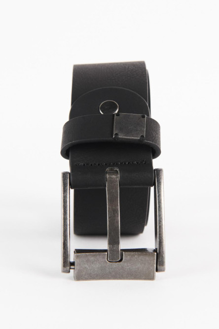 Cinturón negro en material sintético con hebilla cuadrada metálica
