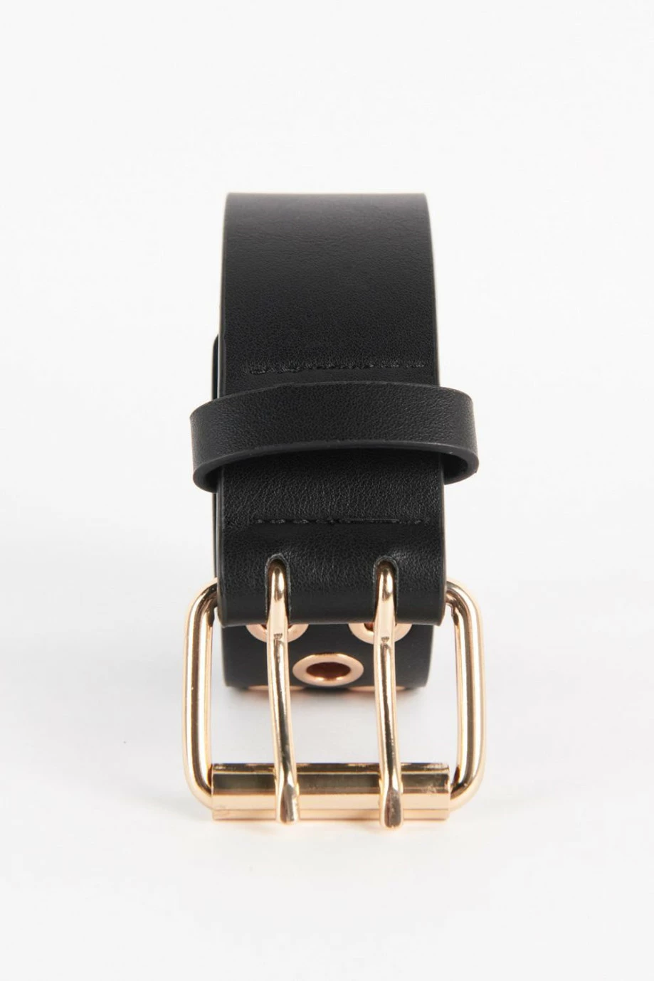 Cinturón sintético negro con hebilla cuadrada y ojaletes metálicos