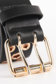 Cinturón sintético negro con hebilla cuadrada y ojaletes metálicos