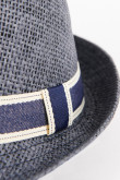 Sombrero azul intenso de paja con cinta decorativa en contraste