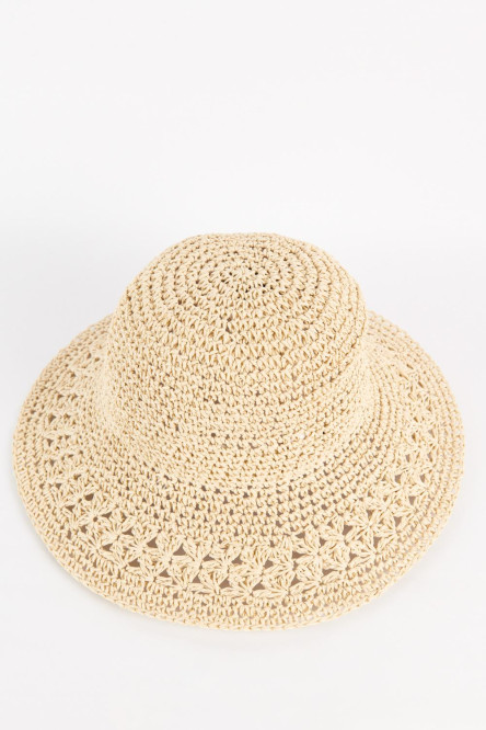 Sombrero de paja para mujer estilo fedora color crema muy claro, con diferentes formas en su tejido.