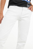 Jean blanco tipo slim tiro bajo con botón en la cintura