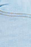 Jean azul claro súper skinny con detalles en degradé y tiro bajo