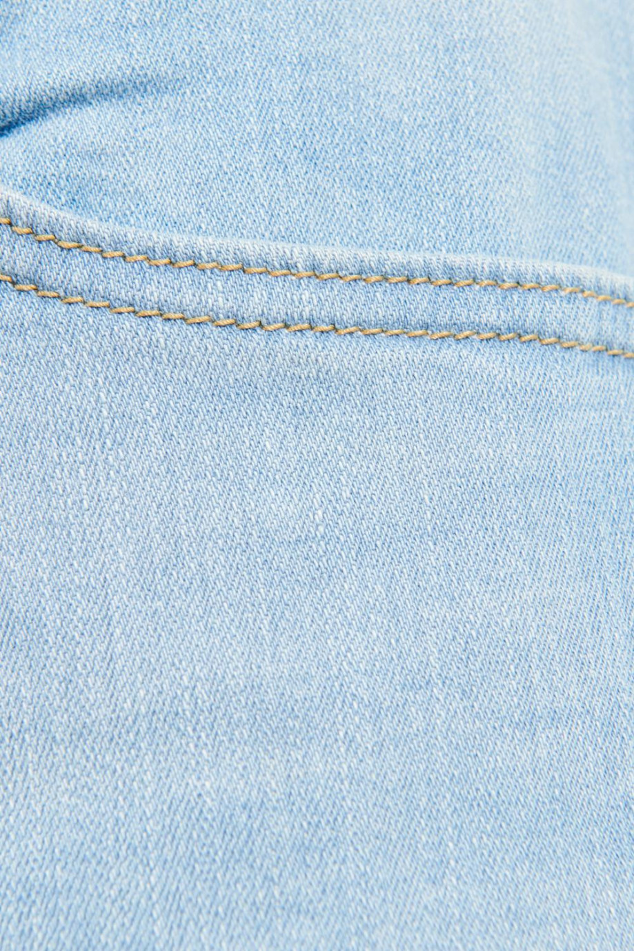 Jean azul claro súper skinny con detalles en degradé y tiro bajo