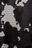 Short negro con estampados de camuflado y números