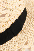 Sombrero crema claro de paja con lazo negro decorativo