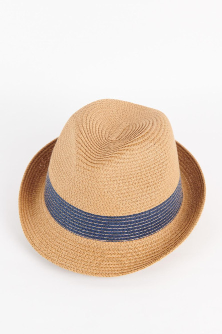 Sombrero de paja para hombre estilo panama color café claro, con lazo en contraste decorativo.