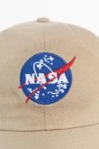 Cachucha beisbolera kaki con logo de NASA bordado