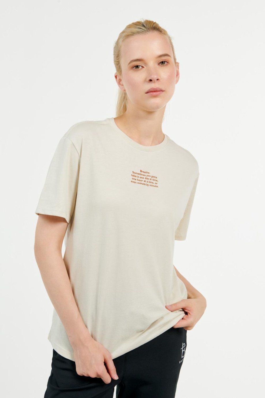 Camiseta manga corta kaki con diseño minimalista de letras