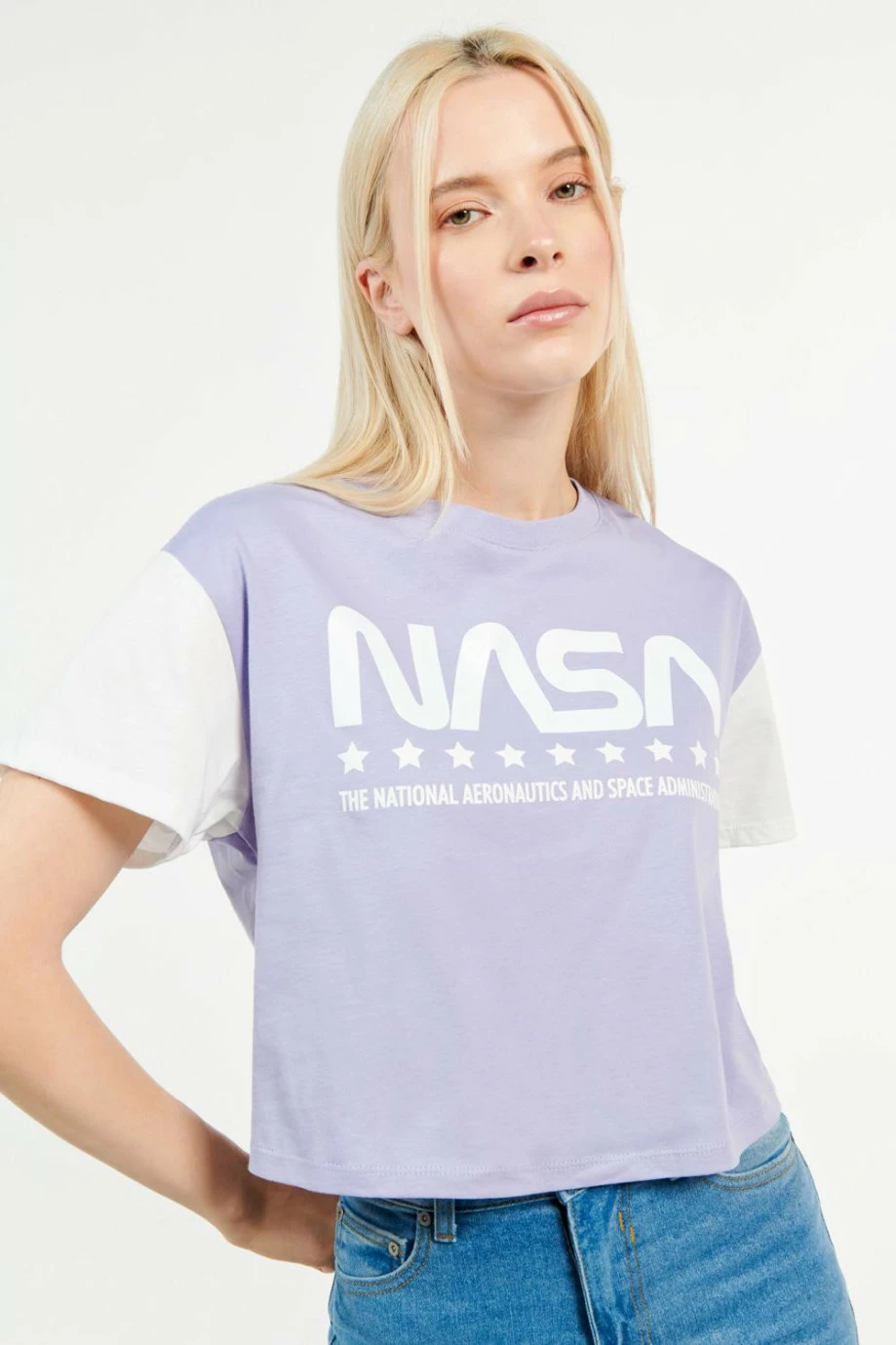 Camiseta cuello redondo lila medio con estampado blanco de NASA