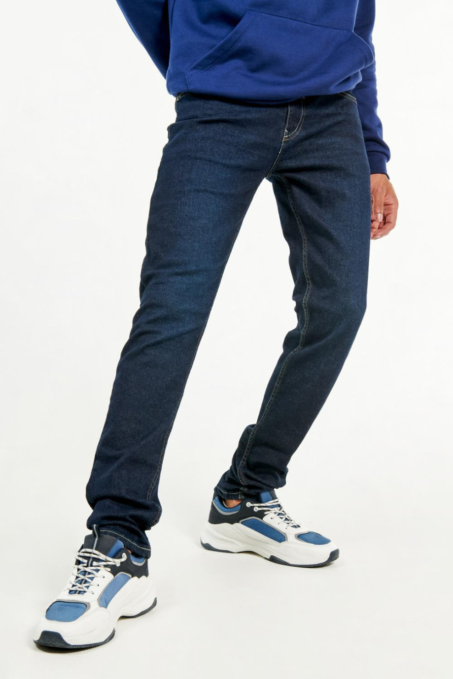 Jean skinny azul intenso tiro bajo con costuras en contraste