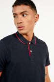 Camiseta polo unicolor con tejido de rayas en contraste