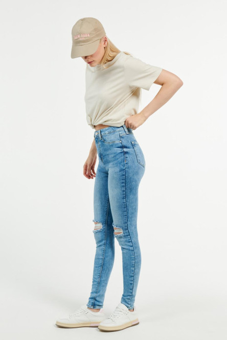 Jean jegging azul con rotos en rodillas y tiro súper alto