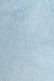 Bermuda slim azul clara en jean con doblez en bordes inferiores