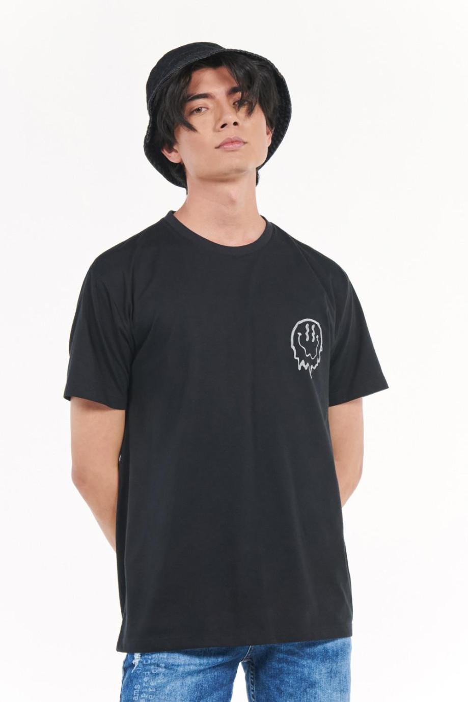 Camiseta oversize negra cuello redondo y diseños de caritas