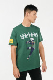 Camiseta verde oscura con cuello redondo y estampados de Naruto