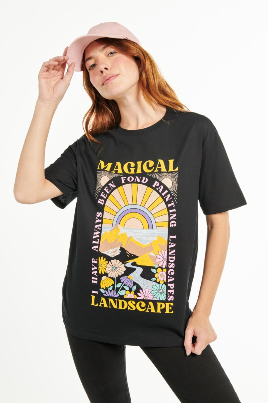 Camiseta negra para mujer con estampado de paisaje en frente