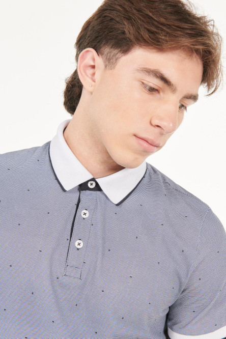 Camiseta polo azul intensa estampada con puños y cuello en contraste